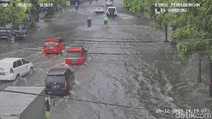 You are currently viewing Hujan Deras, 12 Titik di Kota Bandung Terendam Banjir