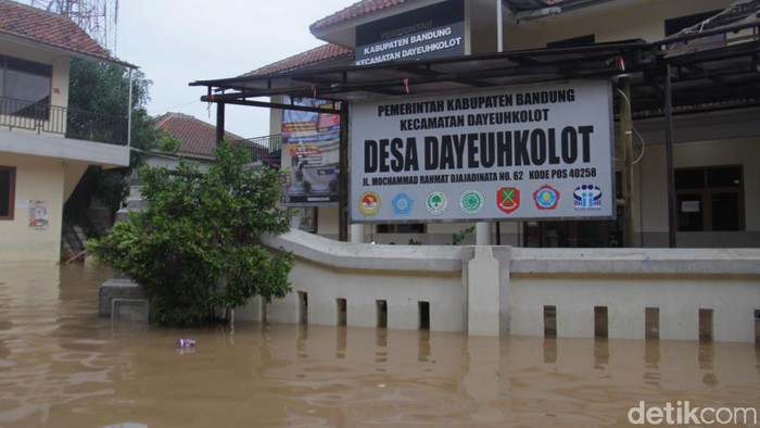 Read more about the article Terendam Banjir, Akses Jalan di Dayeuhkolot Sempat Terputus