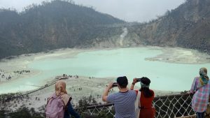 Read more about the article Menikmati ‘White Christmas’ di Kawah Putih Bandung