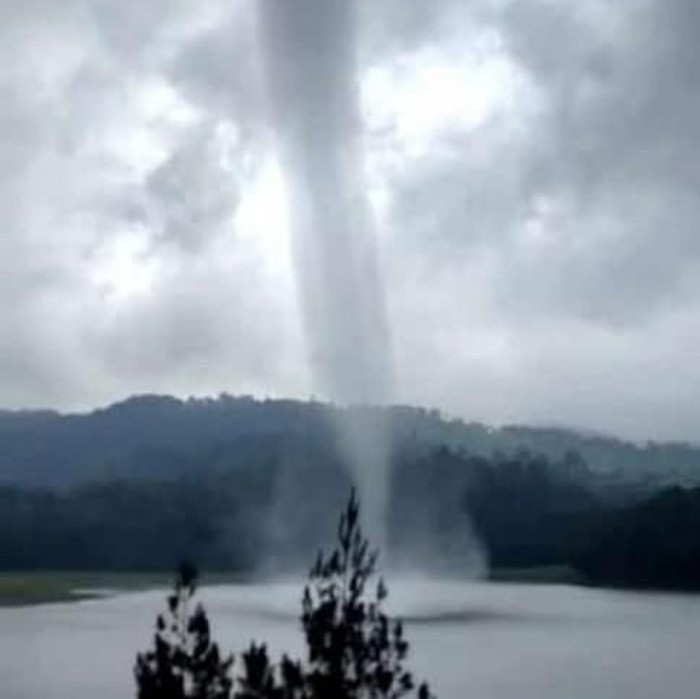 You are currently viewing Penampakan Puting Beliung di Situ Patenggang