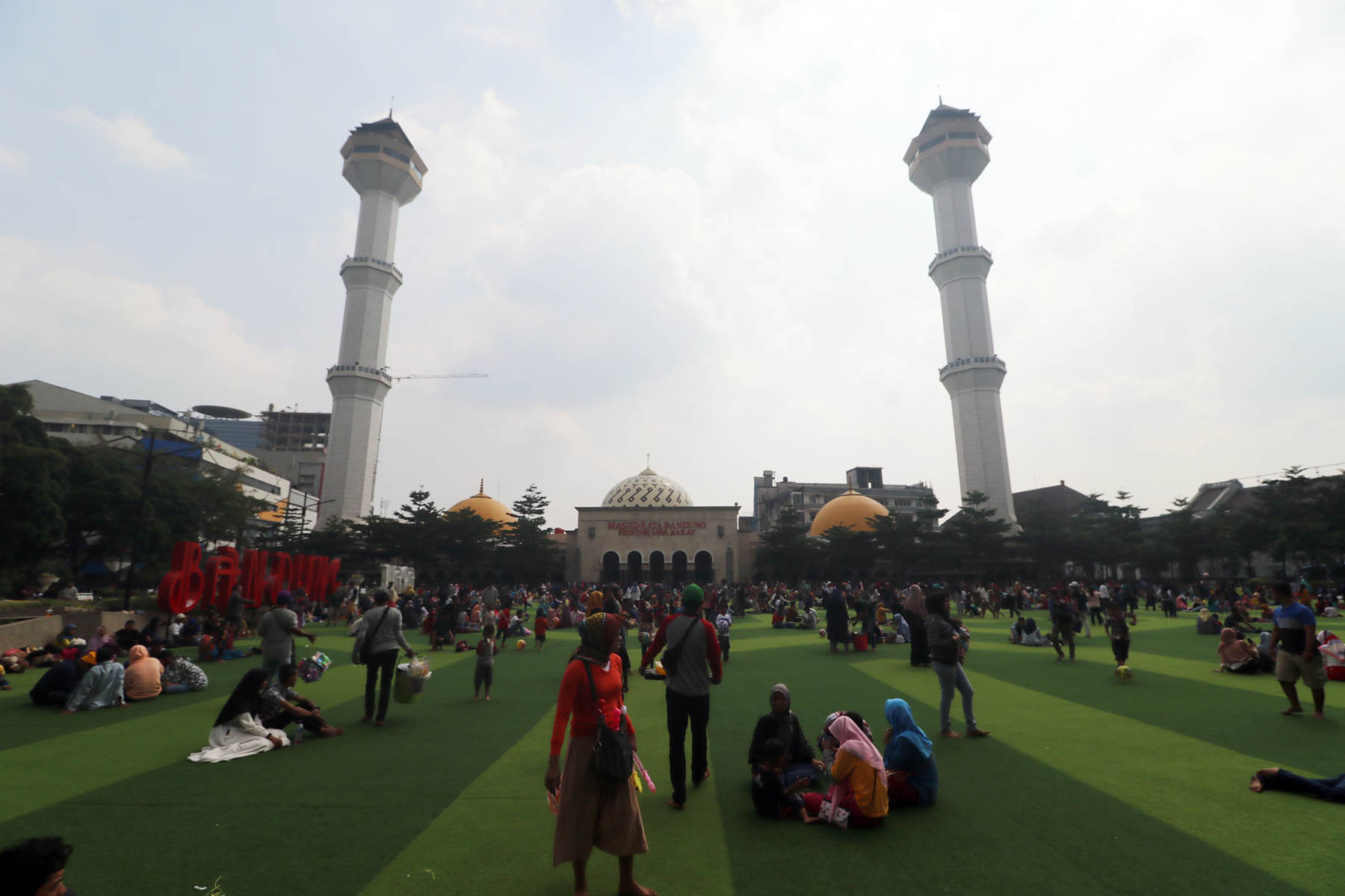 You are currently viewing Dua Unit Solar Tree Dipasang di Alun-Alun Bandung, Ini Kegunaannya