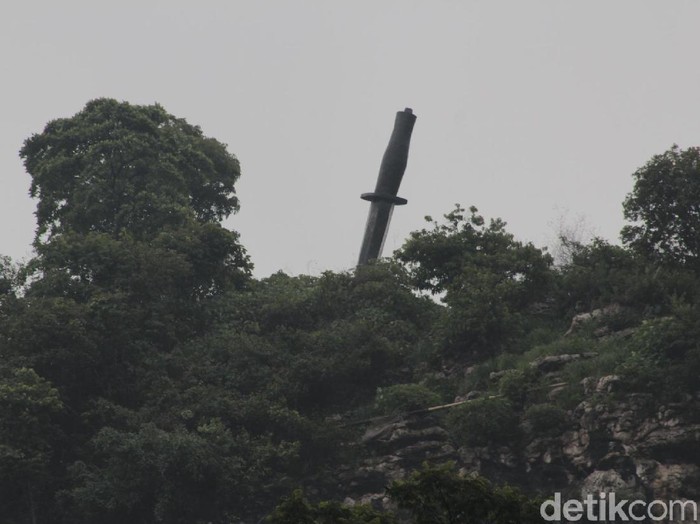 You are currently viewing Belati Raksasa Tertancap di Bukit Manik Bandung Barat, Jatuh dari Langit?