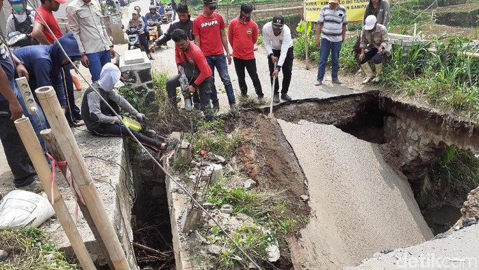 You are currently viewing Jalan Menuju Pemkab Bandung Barat Ambles, Bupati Aa: Akan Diperbaiki