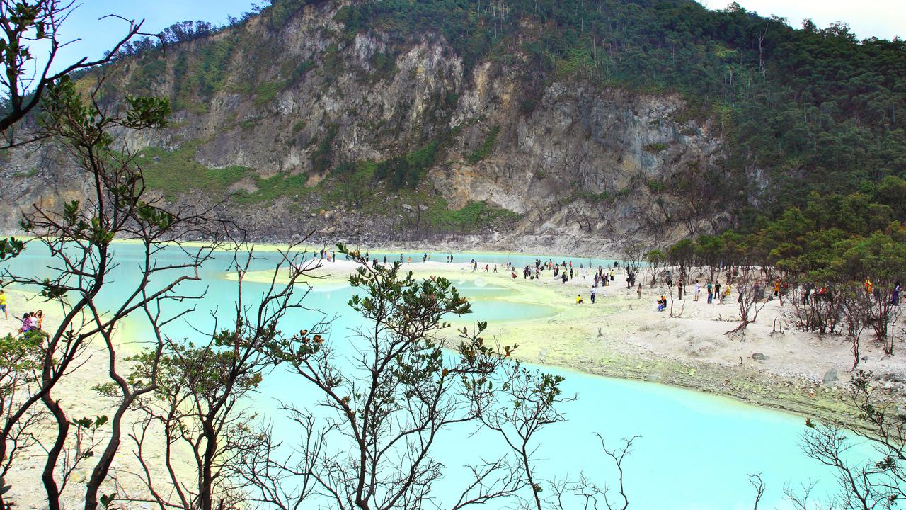 Read more about the article Pesona Wisata Kawah Putih Bandung, Dilengkapi Harga Tiket dan Panduannya