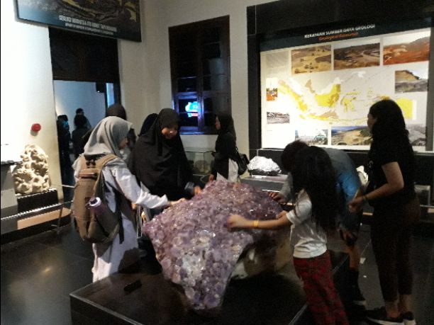 Buka Sampai Malam Museum Geologi Hapus Stigma Museum Angker Info Wisata Bandung