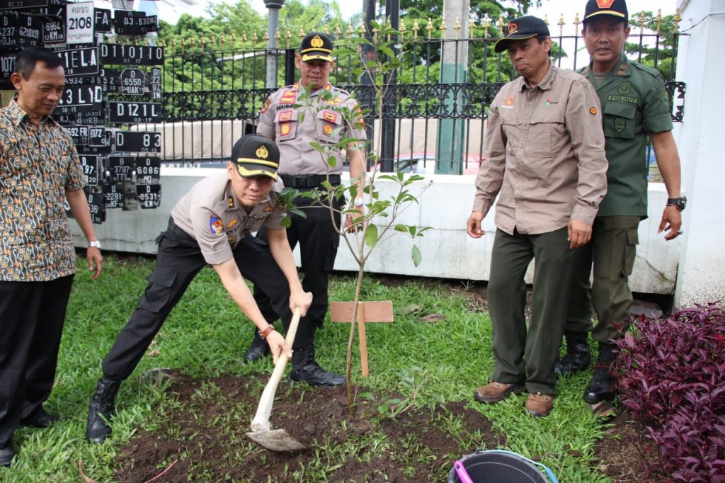 Read more about the article Polrestabes Bandung dan jajaran Polsek tanam ribuan pohon di Kota Bandung