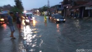 Read more about the article Macet Akibat Banjir di Rancaekek, Bupati Garut Usul Bikin Jalan Layang