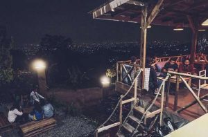 Ini Tempat Ngopi Asyik dengan Pemandangan City Light Bandung