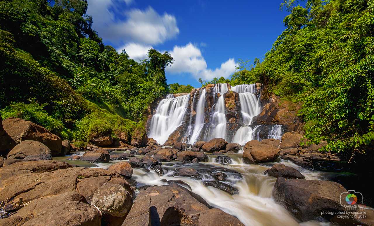 Read more about the article Rasakan Sensasi Main Air di Curug Malela, ‘The Little Niagara’ Bandung Barat