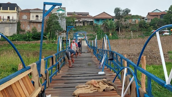 Jembatan Apung Cihampelas-Batujajar Diperbaiki, Ini Kata Pengelola